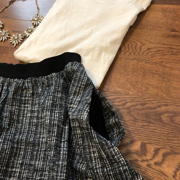 GAP skirt wth pockets. - Picture 3 of 8